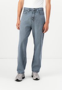 Lyseblå denimjeans med en avslappet passform, som har en standard fem-lomme-design og en enkelt knapp foran.