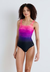 Maillot de bain une pièce avec un dégradé de corail à violet en haut, se fondant en noir uni en bas. Encolure carrée, design sans manches.
