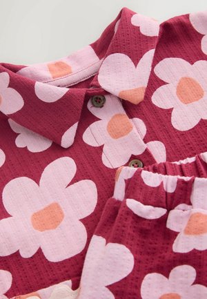 Next, REGULAR FIT - SHORT SLEEVE BUTTON SHIRT AND SHORTS SET . - Lühikesed püksid - pink plum stampy flower