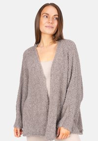 Grauer, strukturierter Cardigan mit einem lockeren, offenen Design und langen Ärmeln. Hergestellt aus weichem, flauschigem Material. Auffällig durch seinen lässigen Stil.