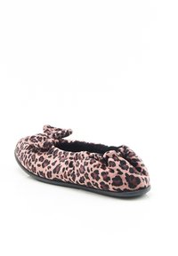 Roze luipaardprint balletflat met een zachte stoffen bovenkant, ronde neus en een zwarte zachte voering. Beschikt over een decoratieve strik aan de voorkant.