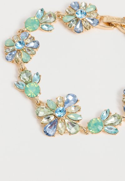 Χρυσό βραχιόλι με μπουκέτα σε σχήμα λουλουδιού από μπλε, πράσινες και διαφανείς πολύγωνες πολύτιμους λίθους, συνδεδεμένα με στρογγυλές πράσινες πέτρες.