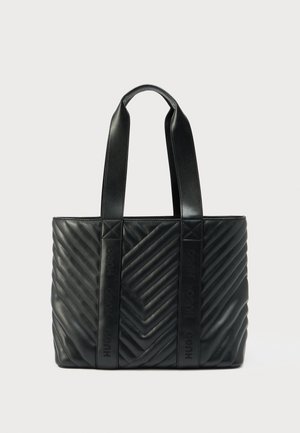 Sac cabas matelassé noir avec un motif chevron, équipé de poignées plates et d'un logo embossé sur les côtés. Fabriqué en cuir lisse.
