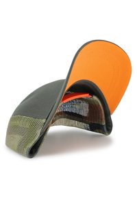 Casquette avec un devant gris, une visière orange et un dos en mesh. Motif camouflage à l'envers de la visière, avec des détails de couture.