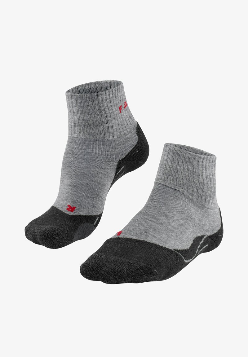 Chaussettes de cheville grises avec un orteil et un talon noirs. Présente un bord-côte et un détail de logo rouge. Le matériau semble doux, indiquant confort et respirabilité.