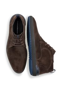 Hnědé semišové kotníkové boty s kulatou špičkou, prošíváním, modrou gumovou podrážkou a tkaničkami. Obsahují poutko pro snadné obouvání.