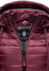 Bordo podstavljena jakna sa zatvaračem, s rebrastim kapuljačom na šniru, oznakom sa logom i šarenom unutrašnjom podstavy sa detaljima brenda.