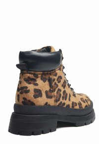 Stivaletti alla caviglia in stampa leopardata con colletto in pelle nera, superiore in fur texture, e suola nera chunky, dotati di occhielli in metallo e linguetta per il pull.