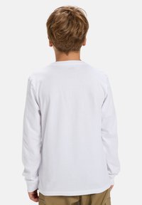 Witte katoenen shirt met lange mouwen en een ronde hals, met een gladde textuur en een ontspannen pasvorm. Eenvoudig ontwerp, geen zichtbare patronen of accenten.
