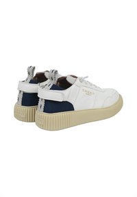 Weiße Leder-Sneaker mit marineblauen Akzenten, strukturierter beiger Sohle, tonal abgesteppten Nähten und Zuglaschen. Verfügt über eine minimale Markenkennzeichnung an der Seite.
