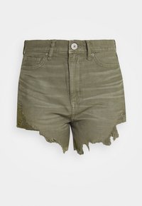 Shorts de mezclilla en color verde oliva con dobladillo deshilachado, diseño de cinco bolsillos y cierre de botón en la parte delantera. El material tiene un ligero brillo y una textura desgastada.