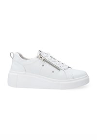 Weiße Leder Sneaker mit abgerundetem Zehenbereich, strukturiertem Gummisohle und seitlichem Reißverschluss. Akzentuiert mit Metallnieten und einem Zugschlaufe an der Ferse.