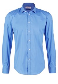 Světle modrá košile s dlouhým rukávem a knoflíky, vyrobená z jemné bavlny. Má klasický límec a bílé knoflíky vpředu.