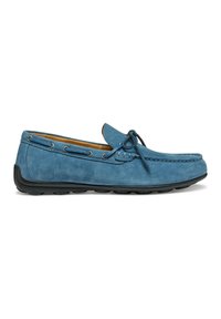 Mocasín de ante azul con puntera redonda, cordones de cuero decorativos y suela de goma. Presenta ojales metálicos y un forro interior suave.