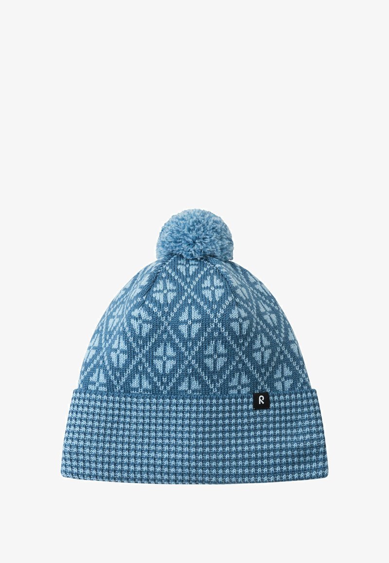 Niebieska dziana czapka z geometrycznym wzorem, z fakturowanym mankietem i pomponem na górze. Zawiera małą czarną metkę z napisem "R."