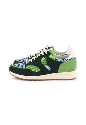 Paire de baskets basses en daim vert, avec des motifs géométriques bleus, des lacets blancs et des semelles beiges, vues de profil sur un fond blanc.