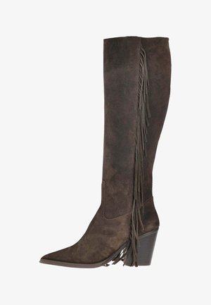 Stivale marrone in suede altezza ginocchio con punta affusolata, dettagli frangiati sul lato e tacco a blocco. Texture liscia con finitura opaca.