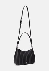 Μαύρη δερμάτινη τσάντα ώμου με κάθετες ρίγες, καμπυλωτό σχήμα, ασημί μεταλλικά μέρη, ρυθμιζόμενος ιμάντας και λογότυπο εμπρός.