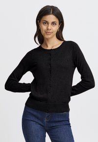 Cardigan negru tricotat, cu decolteu rotund, mâneci lungi și închidere cu nasturi pe față. Textură netedă cu un model subtil.