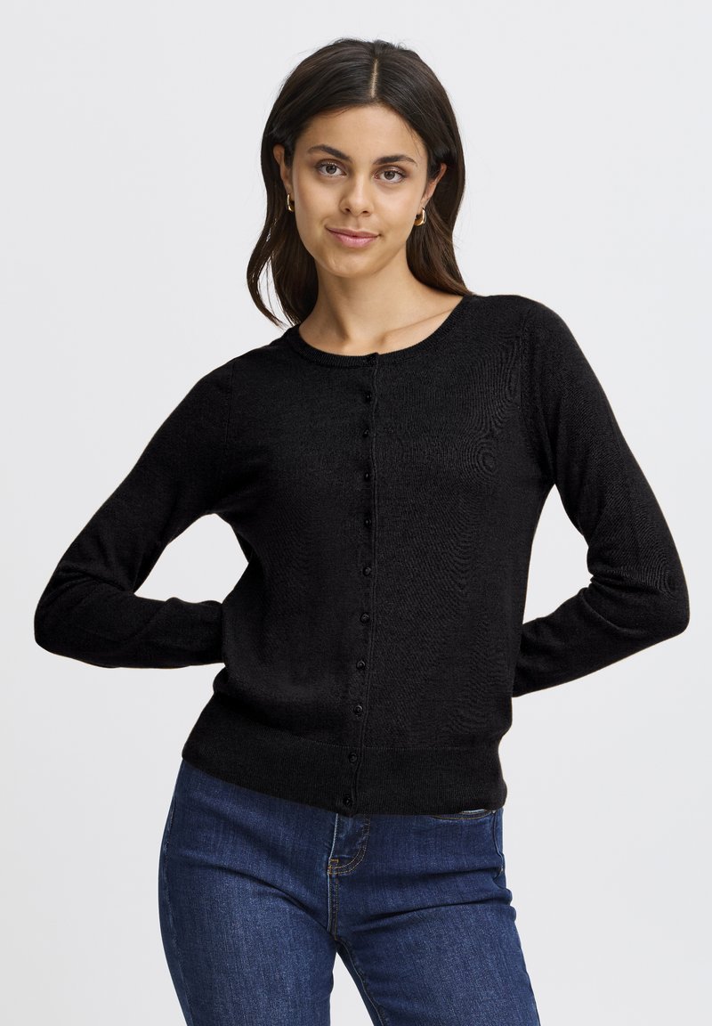 Cardigan negru tricotat, cu decolteu rotund, mâneci lungi și închidere cu nasturi pe față. Textură netedă cu un model subtil.