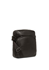 Borsa a tracolla in pelle marrone con una superficie liscia, scomparti con zip, tracolla regolabile e marchio impressa sul davanti.