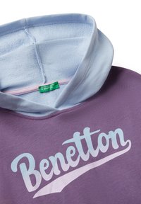 Felpa viola con cappuccio azzurro chiaro, con testo "Benetton" in bianco e lettering sfumato sul petto.