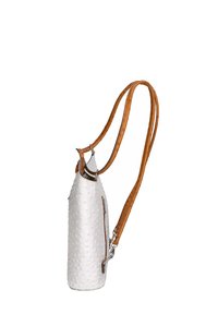 Borsa bianca con texture e motivo in rilievo distintivo, dotata di sottili tracolle in pelle marrone e una cerniera laterale per la chiusura.