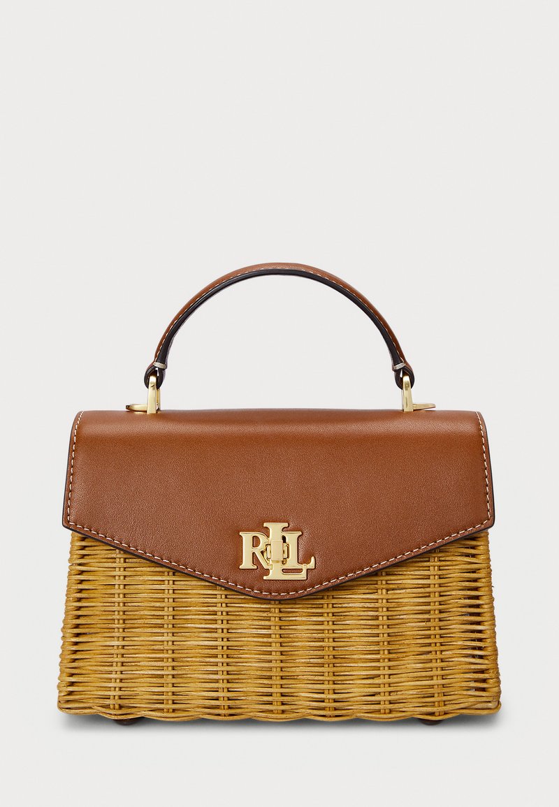 Πλεκτή τσάντα από άχυρο με καφέ δερμάτινη flap, χρυσά αξεσουάρ και λαβή στο πάνω μέρος. Περιέχει τα αρχικά "RL" σε χρυσό στο μπροστινό μέρος.