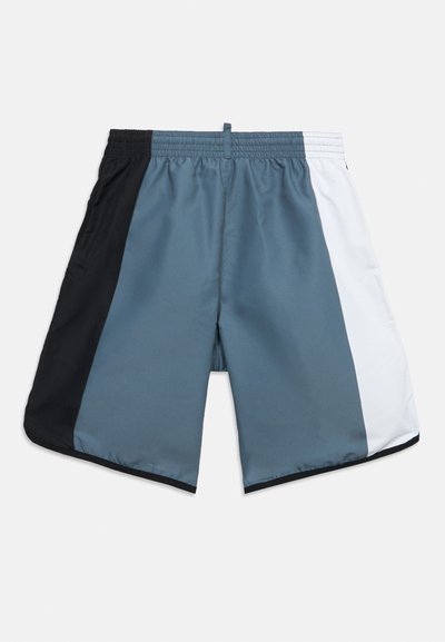 Ανδρικό αθλητικό σορτς με κάθετα χρωματικά μπλοκ σε μαύρο, γκρι και λευκό και ελαστική μέση με μικρό λουράκι στο κέντρο.