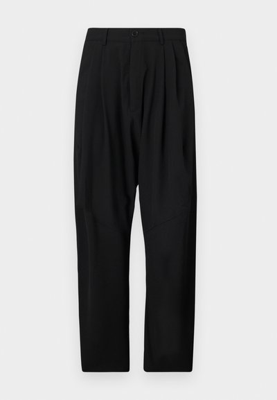 Zwarte broeken met een geplooide voorkant, een recht model en een zachte textuur. Inclusief een knoopsluiting bij de taille.