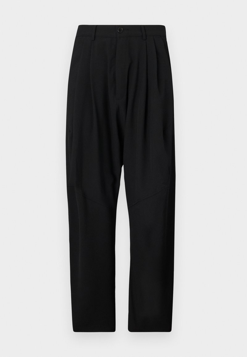 Pantaloni neri con fronte plissettato, design a gamba dritta e una texture liscia. Include una chiusura con bottone in vita.