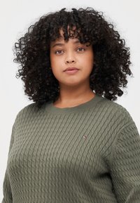 Tommy Hilfiger Curve CABLE FINE - Strickpullover - green