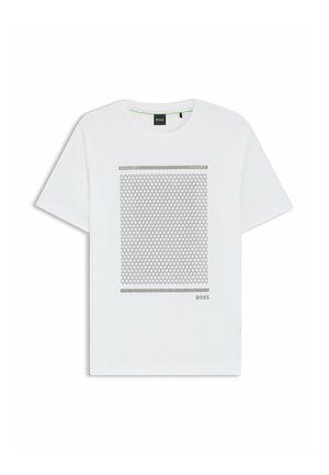 T-shirt bianca in cotone con scollo rotondo, presenta un motivo geometrico a nido d'ape grigio e il logo "BOSS" nella parte inferiore. Maniche corte.
