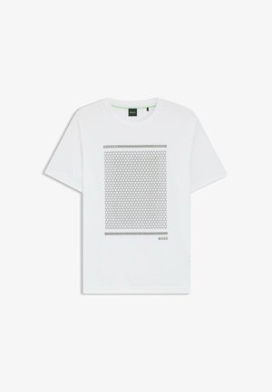 Camiseta blanca de algodón con cuello redondo, presenta un patrón geométrico gris de panal y el logo "BOSS" en la parte inferior. Mangas cortas.