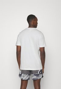adidas Sportswear ESSENTIALS SINGLE LINEAR EMBROIDERED - Apdrukāts T-krekls - white /black