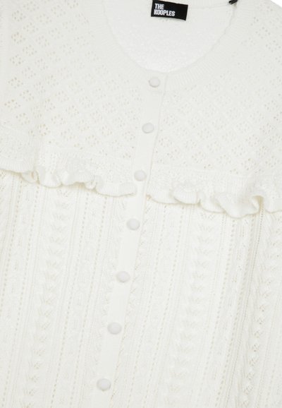 Cardigan bianco lavorato a maglia con motivi a diamante e a treccia in rilievo, dettaglio a balze sul petto, bottoni rivestiti in tessuto e scollatura rotonda.
