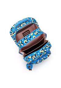Sac à dos en imprimé léopard bleu avec plusieurs compartiments, une fermeture à glissière et un charm en fourrure bleu attaché. Extérieur en tissu lisse et intérieur rose contrastant.