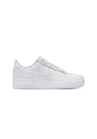 Lågskurna vita Nike Air Force 1 sneakers med överdel av läder, perforerat tåparti och texturerad gummisula, sidovy på vit bakgrund.