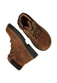 Bruine leren wandelboots met gestructureerde suède accenten. Kenmerken zijn onder andere metalen oogjes, bruine veters en een robuuste zwarte rubberen zool.