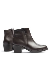 Botines de cuero marrón con punta redondeada, cierre lateral con cremallera y tacón bajo tipo bloque con superficie texturizada.