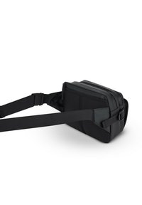 Borsa a tracolla nera con forma rettangolare, realizzata in tessuto resistente. Presenta una chiusura con zip, una tracolla regolabile e dettagli testurizzati.