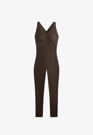 Combinaison marron avec décolleté en V, corsage ajusté et jambes longues. Fabriquée dans un tissu lisse avec un léger éclat. Présente un détail de couture horizontale au niveau de la taille.