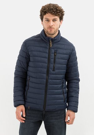 Marineblauer Pufferjacke mit horizontalen Nähten, hohem Kragen, Reißverschlusstaschen und elastischen Bündchen. Hergestellt aus leichtem, wasserabweisendem Material.