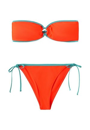 Bikini de dos piezas con un top sin tirantes naranja que tiene un anillo central, y la parte inferior naranja con ribetes en verde azulado y cuerdas laterales para atar.