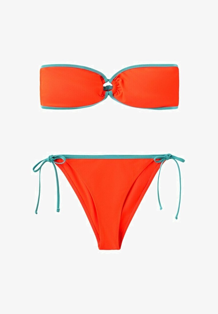 Dvojdielne bikiny s oranžovým vrchným dielom bez ramienok so stredovým krúžkom a oranžové nohavičky s tyrkysovým lemom a bočnými viazacími šnúrkami.