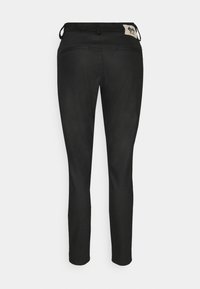 Czarne, dopasowane spodnie o gładkiej fakturze i subtelnym połysku. Posiadają szlufki na pasek, dwie tylne kieszenie oraz metkę na pasku od spodni.