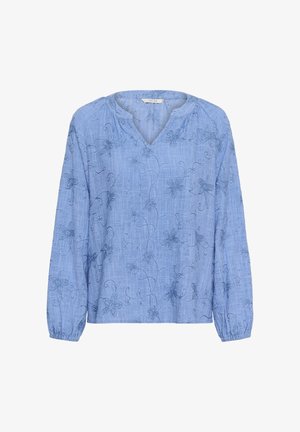 Blouse bleu clair à manches longues avec poignets élastiques et broderie florale bleu foncé sur toute la surface, dotée d'un col en V avec un léger pied de col.