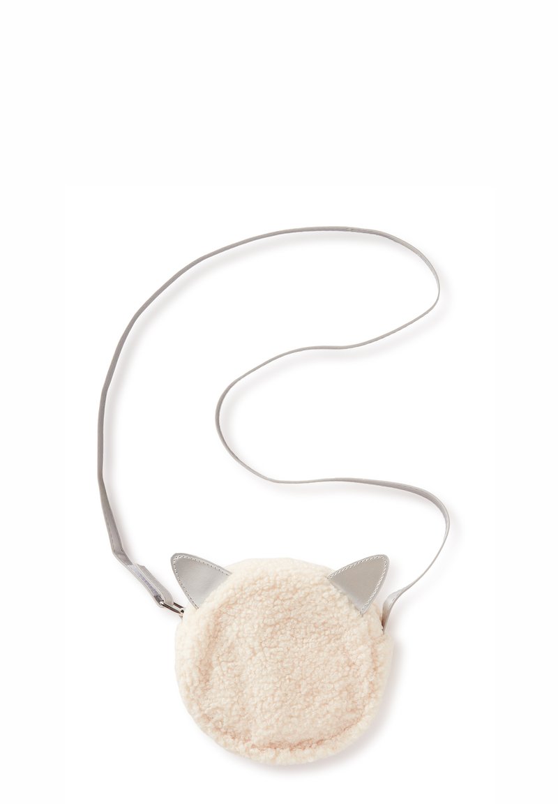 Kulatá kabelka přes rameno z krémového umělého kožíšku se stříbrnými kočičími oušky z kůže a odpovídajícím šedým popruhem s texturovaným povrchem.