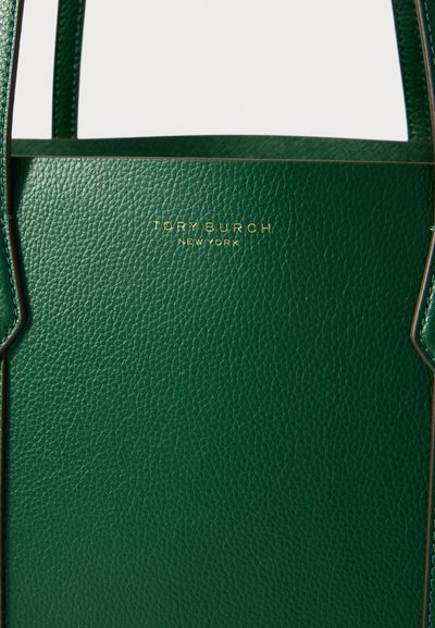 Grøn tekstureret læder tote taske med guld Tory Burch New York-logo centreret mellem to håndtag.