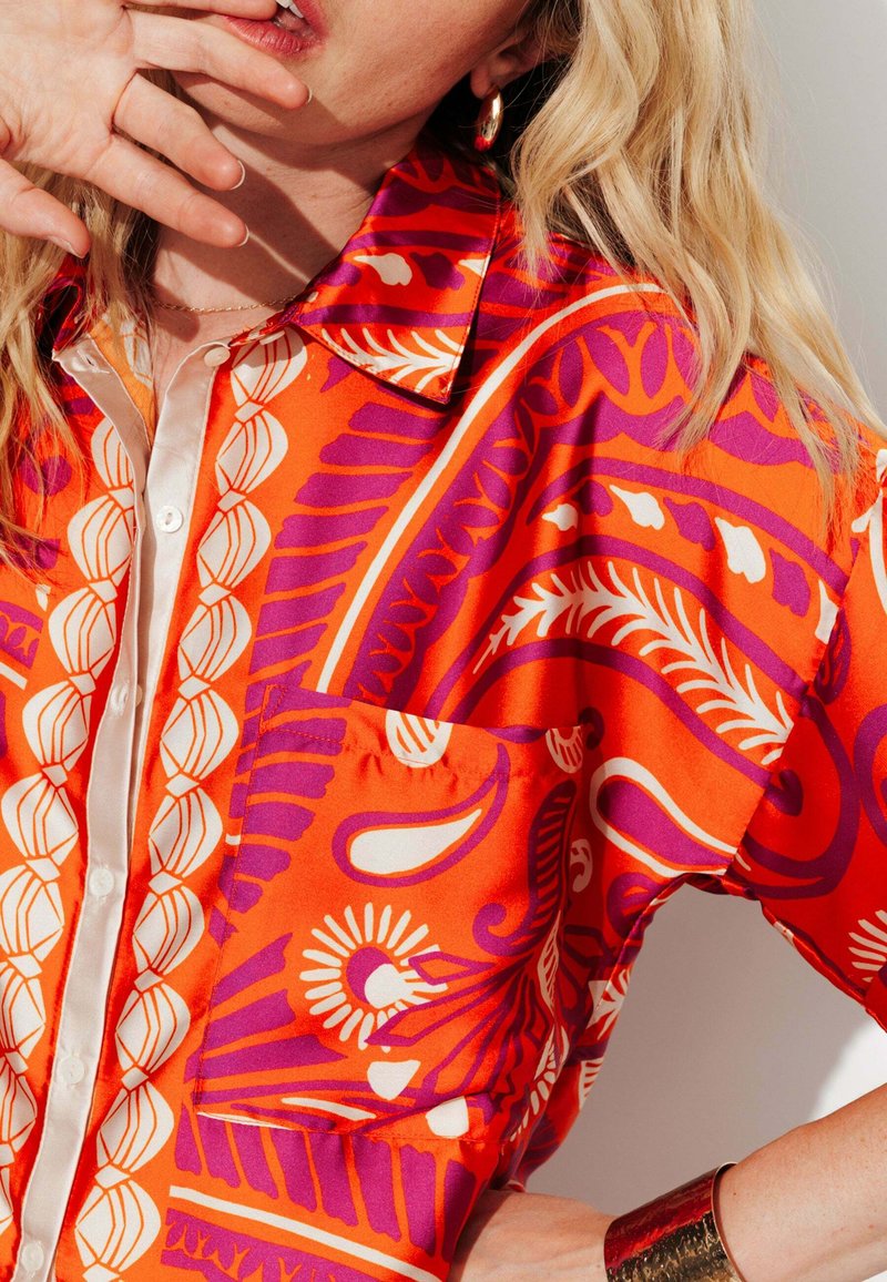 Chemisier Femme CAMILLA à Capuche - Imprimé Orange Motif Fou - Taille S - Occasion